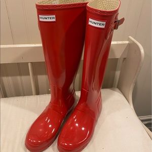 Hunter women’s rain boots-runs big